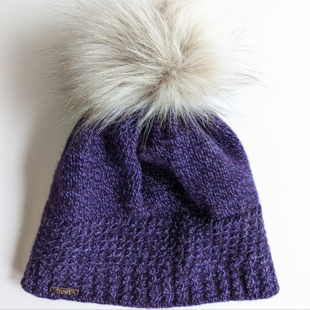 Cashmere hat with a faux fur pompom